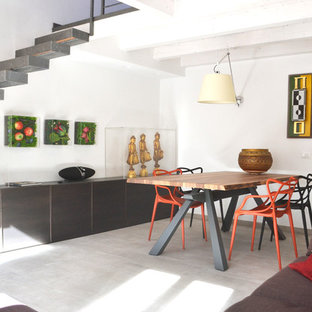 Idee per una grande sala da pranzo aperta verso il soggiorno minimal con pareti bianche, pavimento in gres porcellanato e pavimento grigio