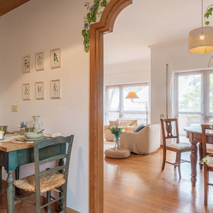 Esempio di una sala da pranzo country con pareti bianche, pavimento in terracotta, nessun camino e pavimento rosso
