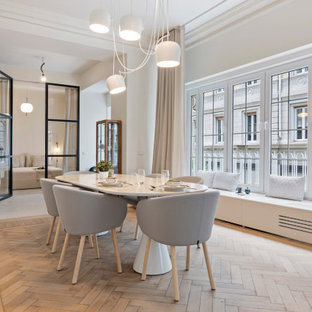 Immagine di una sala da pranzo classica chiusa con pareti bianche, pavimento in legno massello medio, nessun camino e pavimento marrone