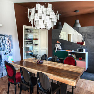 Immagine di una sala da pranzo aperta verso la cucina bohémian con pareti multicolore, pavimento in legno massello medio e pavimento marrone