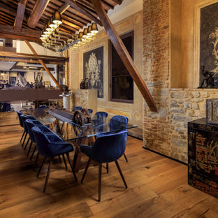 Ispirazione per una sala da pranzo mediterranea con pareti marroni, pavimento in legno massello medio, pavimento marrone, travi a vista e soffitto a volta