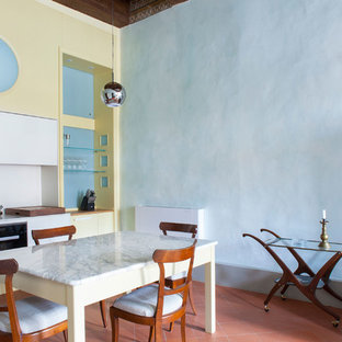 Foto di una sala da pranzo aperta verso la cucina design con pareti blu, pavimento in terracotta e pavimento rosso