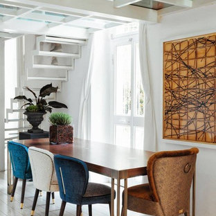 Esempio di una sala da pranzo design con pareti bianche e parquet chiaro