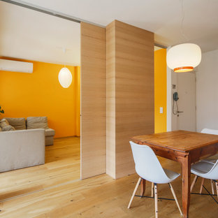 Esempio di una sala da pranzo aperta verso il soggiorno moderna con parquet chiaro, pareti bianche e pavimento beige