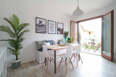 Immagine di una sala da pranzo aperta verso la cucina moderna di medie dimensioni con pareti bianche, pavimento in gres porcellanato e pavimento beige