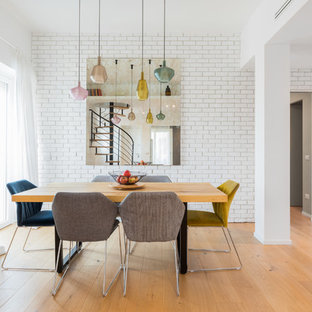 Ispirazione per una sala da pranzo minimal con pareti bianche, pavimento in legno massello medio e pavimento marrone