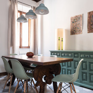 Ispirazione per una piccola sala da pranzo mediterranea con pareti bianche, nessun camino e pavimento multicolore