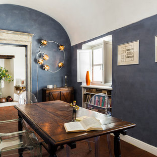 Idee per una sala da pranzo eclettica chiusa con pareti blu, pavimento in terracotta, pavimento rosso e nessun camino