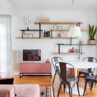 Esempio di una sala da pranzo aperta verso la cucina contemporanea di medie dimensioni con pareti bianche, pavimento in legno massello medio e pavimento beige