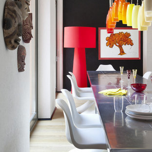 Immagine di una sala da pranzo bohémian con pareti nere, parquet chiaro e pavimento beige