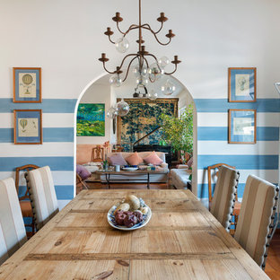 Idee per una sala da pranzo eclettica chiusa con pareti multicolore e pavimento in legno massello medio