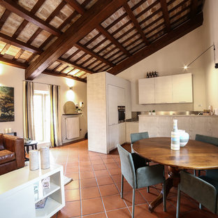 Idee per una sala da pranzo mediterranea con pareti beige e pavimento marrone