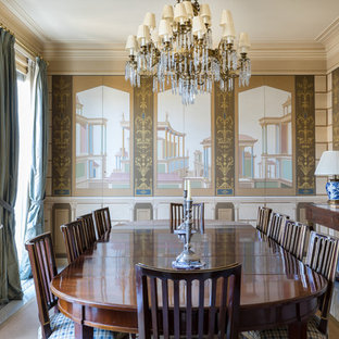 Ispirazione per una sala da pranzo classica chiusa con pareti marroni e pavimento bianco