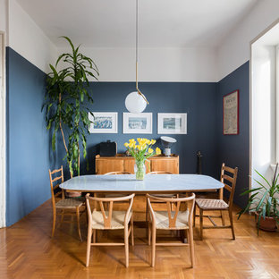 Esempio di una sala da pranzo tradizionale con pareti blu, pavimento in legno massello medio e pavimento marrone