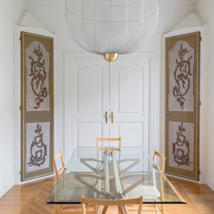 Immagine di una sala da pranzo contemporanea con pareti bianche, pavimento in legno massello medio e pavimento marrone