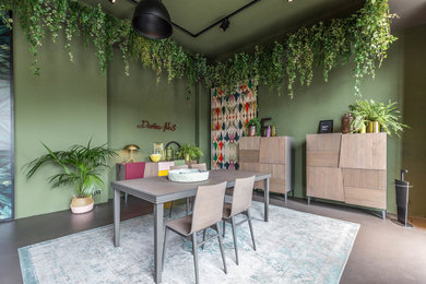Ejemplo de comedor tropical con paredes verdes y suelo de baldosas de porcelana