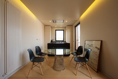 Immagine di una sala da pranzo aperta verso il soggiorno minimal di medie dimensioni con pareti beige e pavimento con piastrelle in ceramica