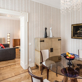 Ispirazione per una sala da pranzo bohémian chiusa con pareti beige, parquet chiaro e pavimento beige