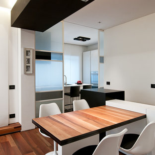 Ispirazione per una piccola sala da pranzo aperta verso il soggiorno design con pareti bianche, parquet scuro, nessun camino e pavimento marrone