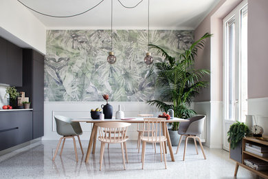 Стильный дизайн: столовая в стиле неоклассика (современная классика) с розовыми стенами и белым полом - последний тренд