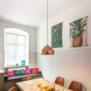 Kleine Moderne Wohnküche ohne Kamin mit hellem Holzboden und braunem Boden in Berlin