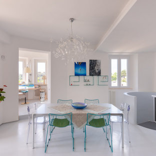 Ispirazione per una sala da pranzo contemporanea con pareti bianche, pavimento in cemento e pavimento grigio