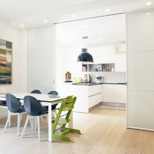 Idee per una sala da pranzo contemporanea di medie dimensioni con pareti bianche, pavimento beige e pavimento in gres porcellanato