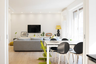 Foto di una sala da pranzo minimalista di medie dimensioni con pareti bianche, pavimento in gres porcellanato e pavimento beige