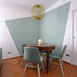 Esempio di una sala da pranzo minimal con pareti multicolore e parquet scuro