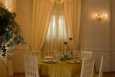 Idee per una sala da pranzo aperta verso il soggiorno tradizionale con pareti beige e pavimento in gres porcellanato