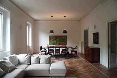 Idee per un'ampia sala da pranzo tradizionale con pareti bianche, parquet scuro, nessun camino e pavimento marrone