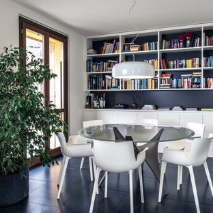 Idee per una sala da pranzo minimal con pareti bianche, pavimento in ardesia, pavimento nero e nessun camino