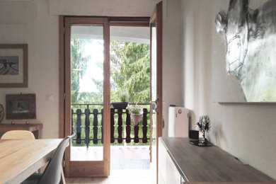 Foto di una piccola sala da pranzo aperta verso il soggiorno scandinava con pareti bianche e pavimento in legno verniciato