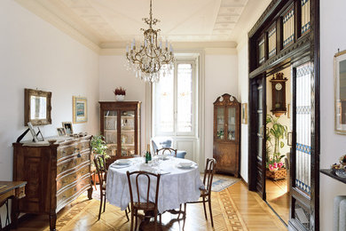 Idee per un'ampia sala da pranzo tradizionale con pareti bianche e parquet chiaro