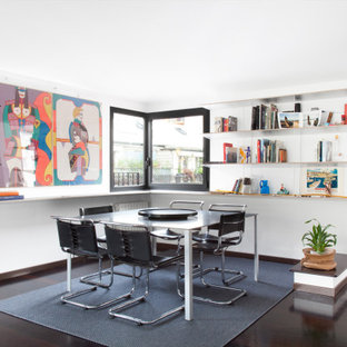 Idee per una sala da pranzo aperta verso il soggiorno contemporanea con pareti bianche, nessun camino e pavimento marrone