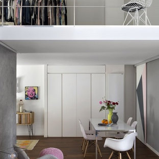 Esempio di una piccola sala da pranzo aperta verso il soggiorno design con pareti bianche, pavimento marrone e parquet scuro