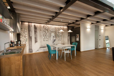 Esempio di una sala da pranzo aperta verso la cucina contemporanea con pavimento in legno massello medio e pavimento marrone