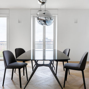 Idee per una grande sala da pranzo aperta verso il soggiorno minimalista con pareti bianche, pavimento in legno massello medio e pavimento beige