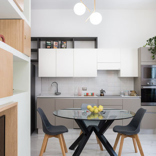 Esempio di una sala da pranzo aperta verso la cucina moderna con pareti bianche e pavimento bianco