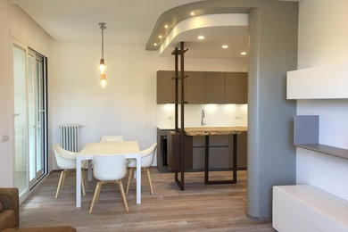 Пример оригинального дизайна: гостиная-столовая среднего размера в стиле модернизм с бежевыми стенами, темным паркетным полом и коричневым полом