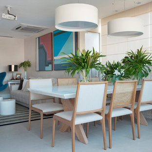 Immagine di una sala da pranzo design di medie dimensioni con pareti beige e pavimento bianco