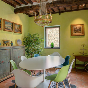 Idee per una sala da pranzo mediterranea con pareti verdi, pavimento in terracotta, nessun camino, pavimento arancione e travi a vista