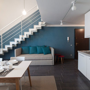 Idee per una sala da pranzo design con pareti blu e pavimento grigio