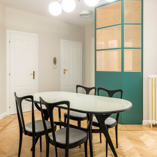 Esempio di una sala da pranzo aperta verso il soggiorno scandinava di medie dimensioni con pareti beige, pavimento in legno massello medio e soffitto a volta
