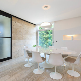 Esempio di una sala da pranzo minimalista con pareti bianche, pavimento beige e parquet chiaro