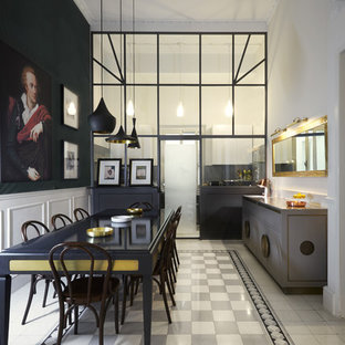 Ispirazione per una sala da pranzo boho chic chiusa e di medie dimensioni con pareti bianche, pavimento in gres porcellanato, nessun camino e pavimento multicolore