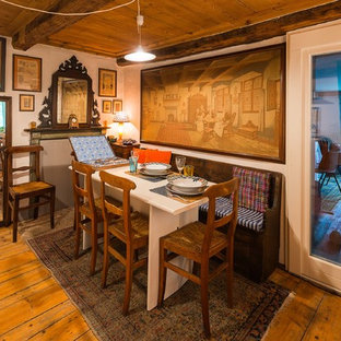 Foto de comedor campestre con paredes blancas y suelo de madera en tonos medios