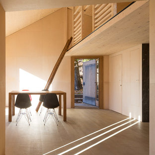 Idee per una sala da pranzo contemporanea con pareti beige e pavimento beige