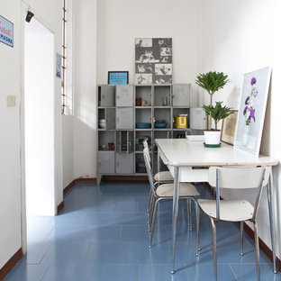 Ispirazione per una grande sala da pranzo aperta verso la cucina boho chic con pareti bianche, pavimento con piastrelle in ceramica, nessun camino e pavimento blu