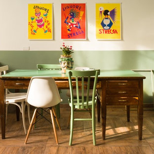 Esempio di una sala da pranzo eclettica con pareti multicolore, nessun camino e pavimento marrone